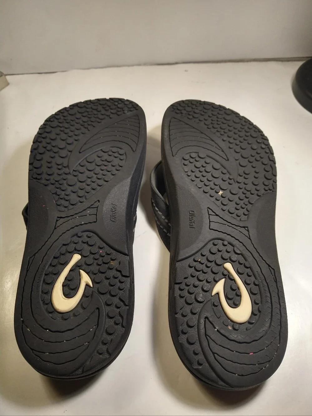 OluKai Hokua Black Flip Flop Sandals Men's sz 12